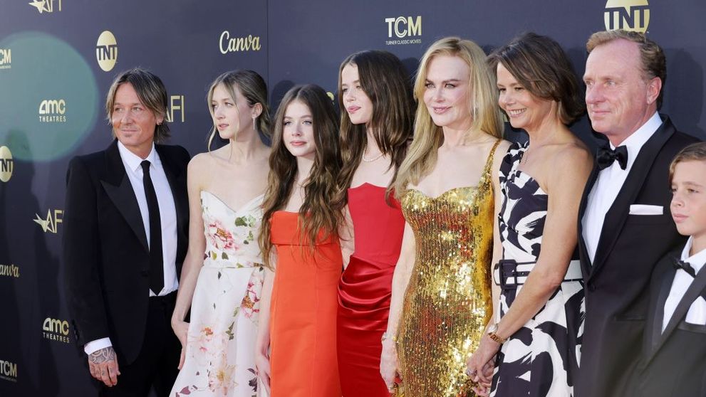 Toată familia i-a fost alături lui Nicole Kidman, când a primit premiul pentru întreaga carieră. Fiicele ei adolescente, Sunday Rose și Faith Margaret, și-au făcut debutul pe covorul roșu