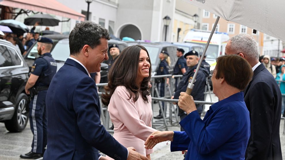 Cât costă rochia pe care Mirabela Grădinaru a purtat-o la prima vizită oficială în Austria. Prima Doamnă a României, lăudată pe Internet: „Are o simplitate și o eleganță firească”