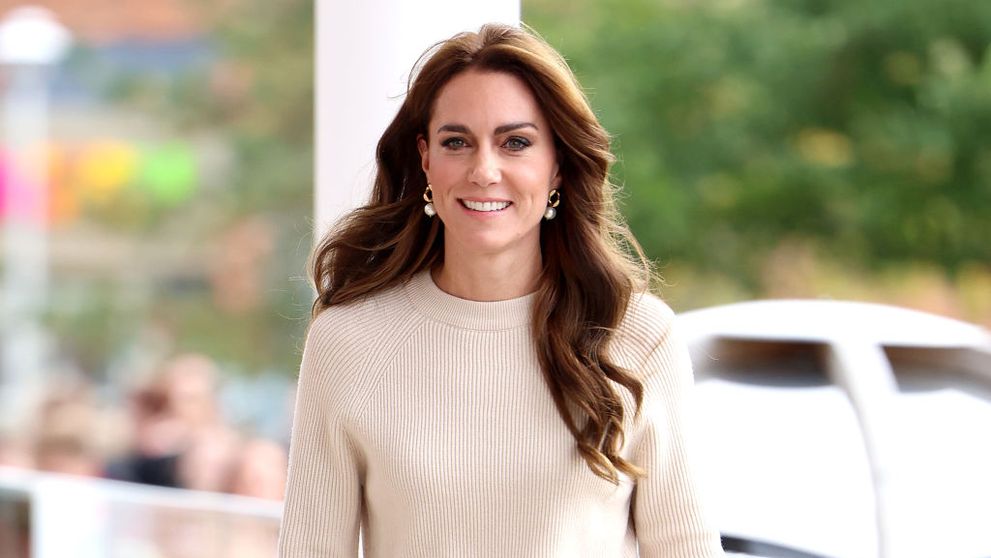 Kate Middleton, apariție de senzație într-o ținută bej, realizată la Piatra Neamț. Cât a costat setul purtat de Prințesa de Wales