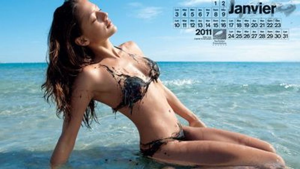 Fete SUPER SEXY intr-un calendar-avertisment! FOTO