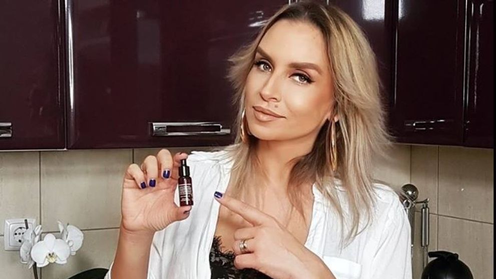 VIDEO Adina Halas ne învață cum să ne întreținem genele și sprâncenele 