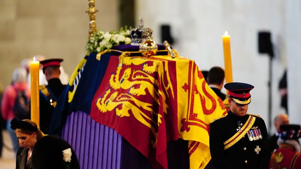 Prințul Harry a primit dispensă pentru a purta uniformă la priveghiul reginei, însă ținuta a fost modificată