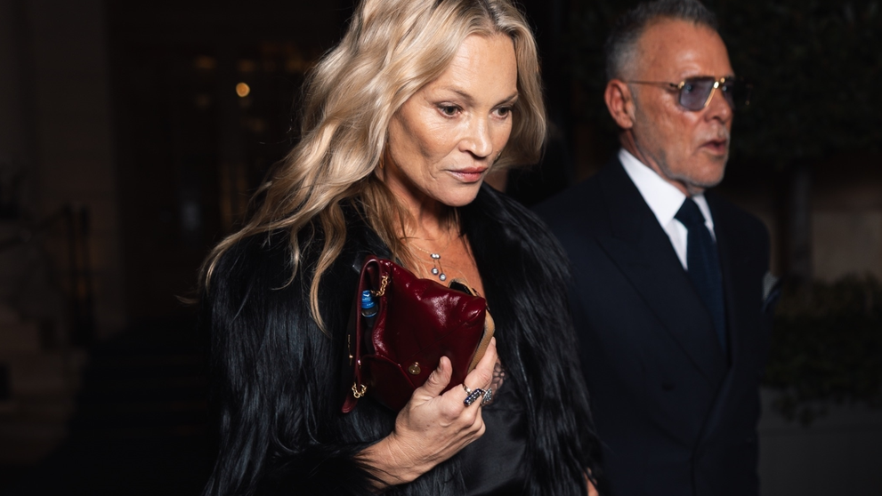 Cum a fost surprinsă Kate Moss în fața Hotelului Ritz din Paris, după o prezentare la Haute Couture Fashion Week