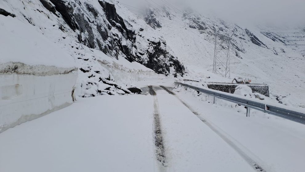 Meteorologii anunţă averse, descărcări electrice, vânt puternic şi vreme deosebit de rece. La Bâlea Lac stratul de zăpadă măsoară 16 centimetri VIDEO