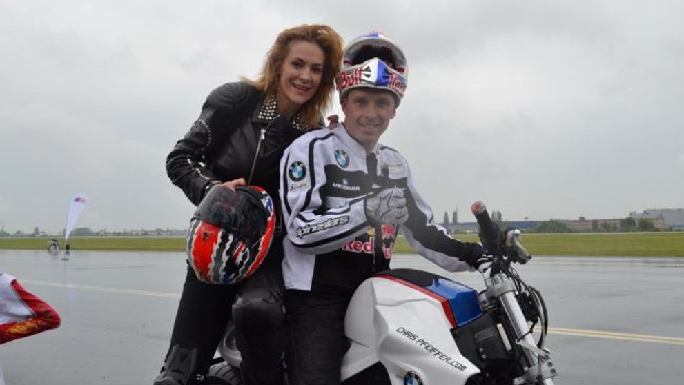Roxana Ciuhulescu ii face concurenta lui Chris Pfeiffer 

la acrobatii pe doua roti