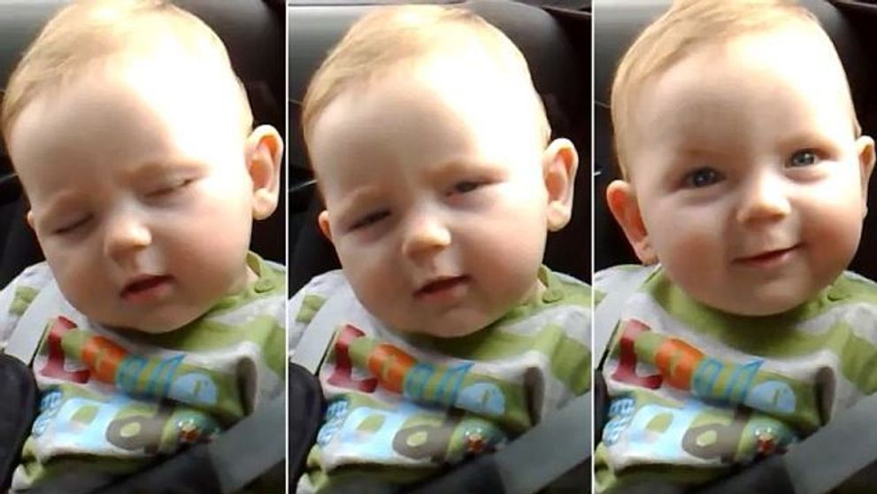 Cine a spus ca bebelusii obositi sunt suparaciosi si plangaciosi? Micutul acesta este cu adevarat adorabil si a strans mii de vizualizari: VIDEO