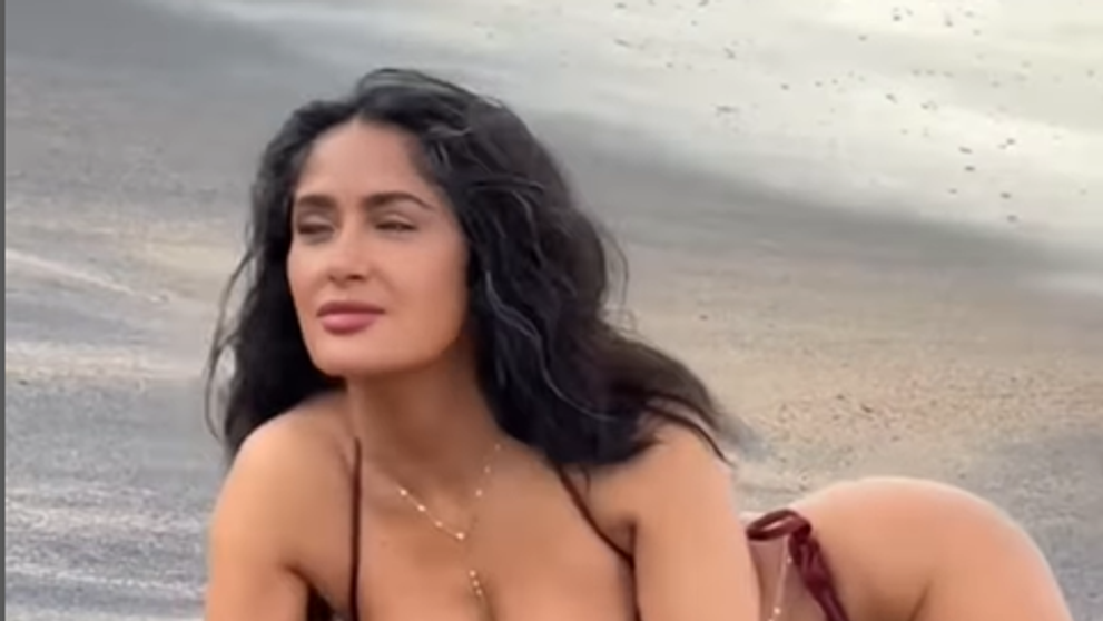Nici în cele mai frumoase vise nu-și imagina așa ceva: Salma Hayek,  în bikini la 58 de ani în Sports Illustrated: „Dacă mi-ar fi spus cineva asta, l-aș fi trimis la nebuni”