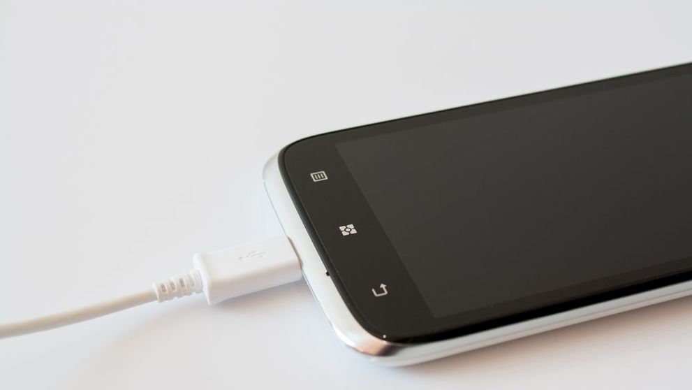 Cum sa-ti cureti telefonul fara sa-l desfaci. Trucul care te va ajuta sa prelungesti viata smartphone-ului