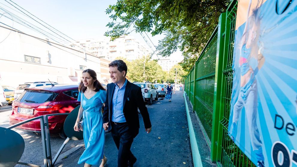 Imagini din casa în care Nicușor Dan locuiește cu chirie. Primarul Capitalei a dezvăluit cât plătește lunar pentru „o cameră și două dormitoare la mansardă”