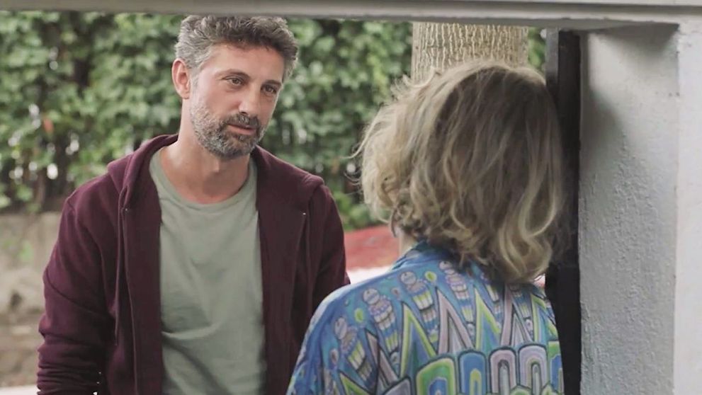 După sărutul cu Profa, Profu` își petrece noaptea alături de mama unui elev!