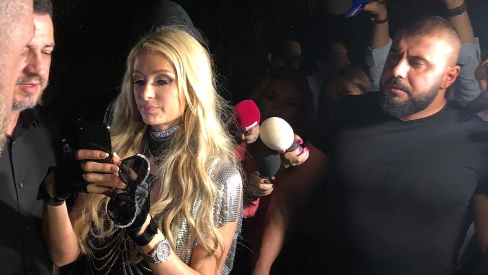 Paris Hilton se relaxează în Mykonos după aventura de o noapte de la București