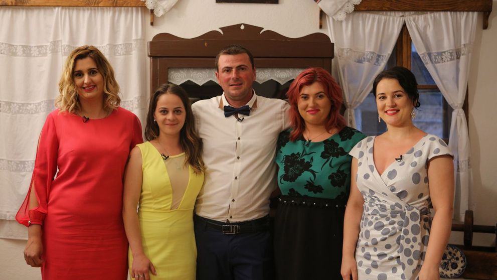 VIDEO Ferma lui Vasile s-a umplut de fete: patru ale lui, două ale fratelui