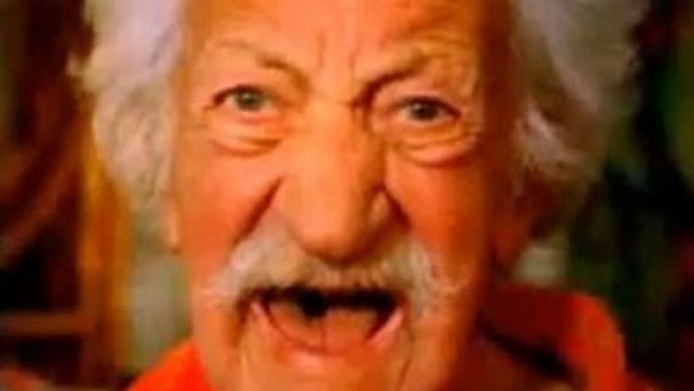 2 pensionari se drogheaza la 98 de ani! VIDEO