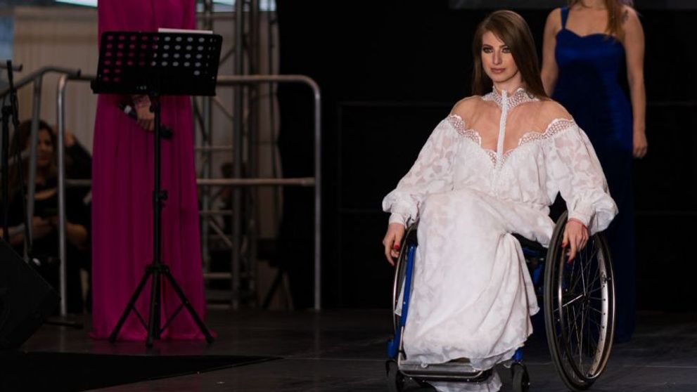 O româncă superbă participă la Miss Wheelchair World! Cine este Alivia Petrea și care este povestea ei