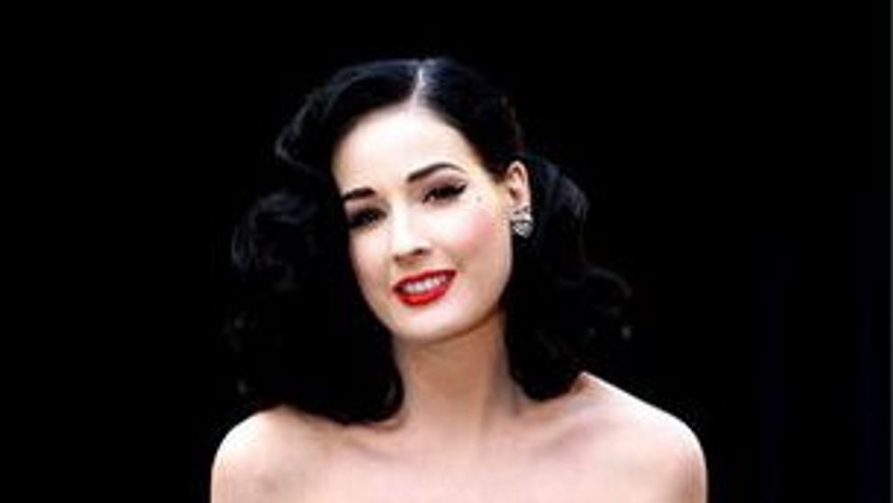 Ghiceste ai cui sunt sanii super sexy din imagine! UPDATE: Raspuncul corect este Dita Von Teese!