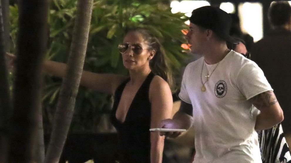 A mers la cumparaturi intr-o tinuta extrem de sexy. De ce toti s-au uitat la decolteul lui Jennifer Lopez 