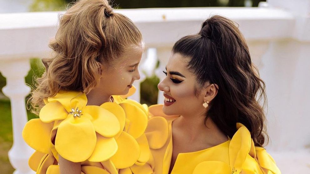 A cucerit internetul cu pozele mamă-fiică. Cine este influencerița care nu se uită la bani și face ședințe foto ca pentru reviste