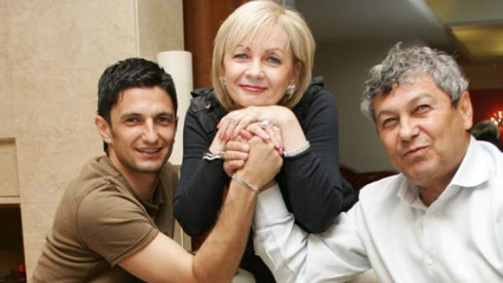 VIDEO Răzvan Lucescu și Neli, soția lui Mircea Lucescu, au părăsit în grabă Spitalul Universitar. Singurele declarații pe care Răzvan le-a făcut despre tatăl său: „E o situație grea, complicată...”