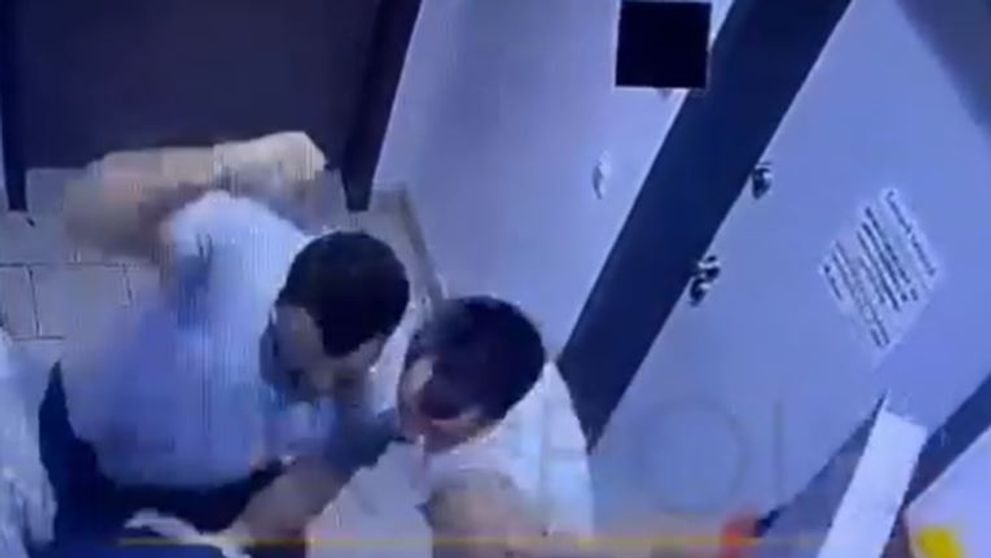 Imagini care îți dau fiori într-un magazin din Roman. Un bărbat este lovit cu pumnii și picioarele de către trei tineri