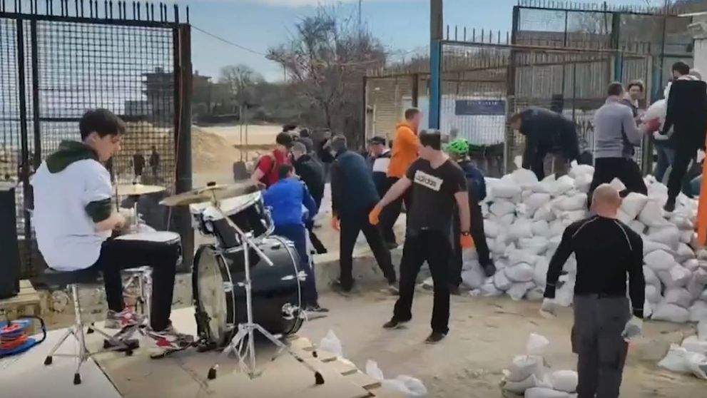 Acesta este spiritul ucrainean! Cum își apără orașul tinerii din Odesa