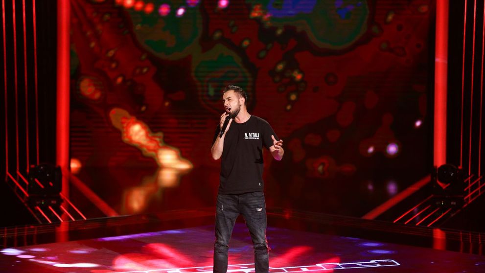 Dupa cateva secunde pe scena Vocea Romaniei, i-a impresionat pe toti cu vocea sa. Piesa care i-a adus ropote de aplauze la final