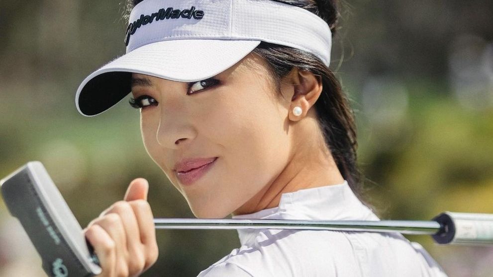 Cum arată în costum de baie cea mai sexy jucătoare de golf. Admiratorii nu-și iau ochii de la ea când apare pe teren