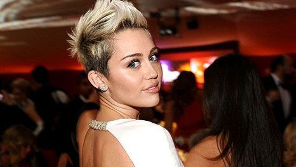 Coboratul din masina, cel mai aprig dusman al vedetelor. Miley Cyrus a avut parte de un accident vestimentar pe placul barbatilor