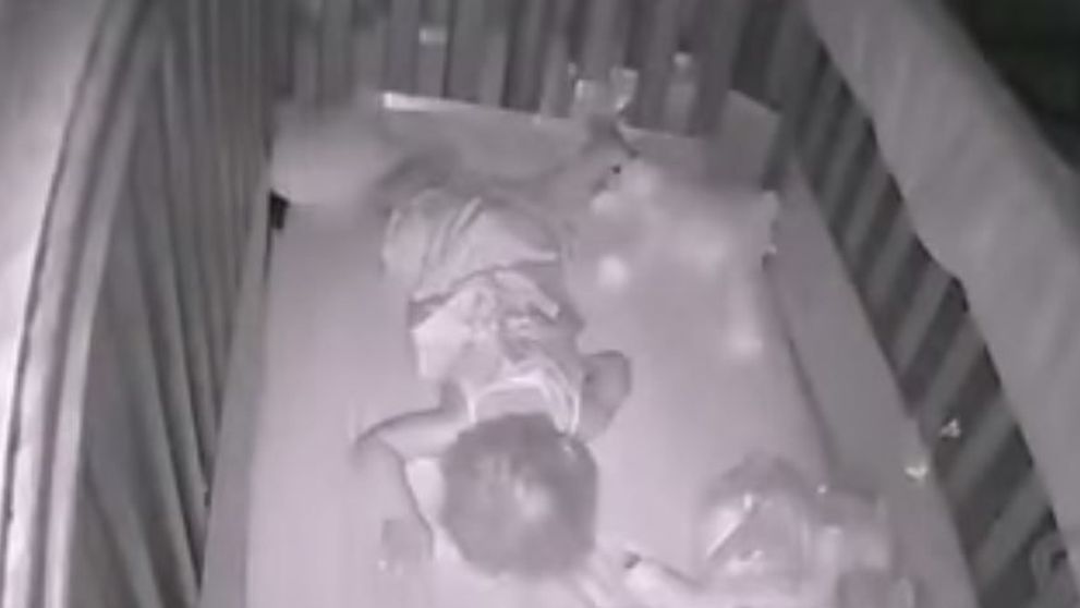 A montat o camera in dormitorul copiilor, dar nu se astepta sa surprinda aceste imagini. Ce se intampla in timpul noptii