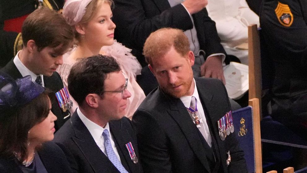 Un cititor pe buze dezvăluie ce comentariu acid a făcut prințul Harry la încoronarea regelui Charles al III-lea