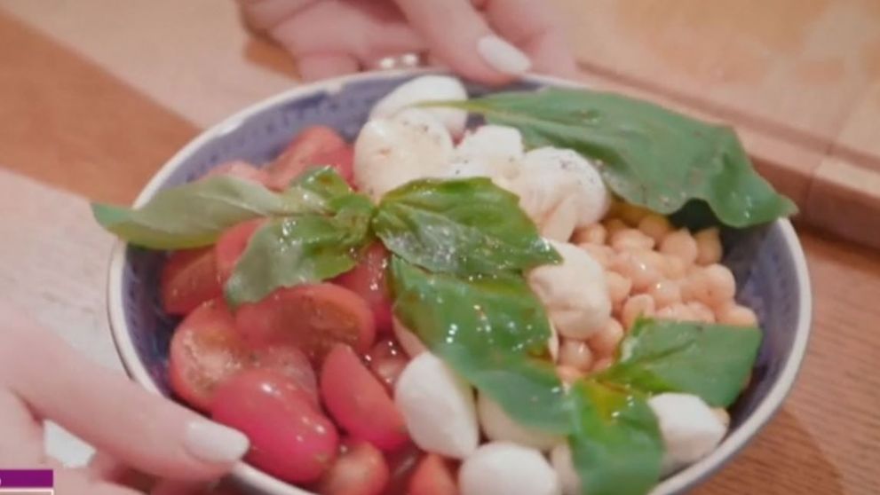 (P) Boluri mexicane cu carne de curcan, salata Caprese cu naut si spuma de ciocolata