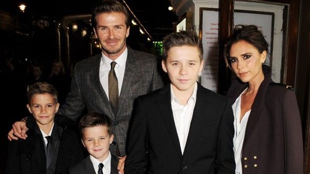 Putini parinti cu bani si-ar pune copilul sa faca asta. Sotii Beckham il obisnuiesc pe fiul lor cel mare cu viata grea