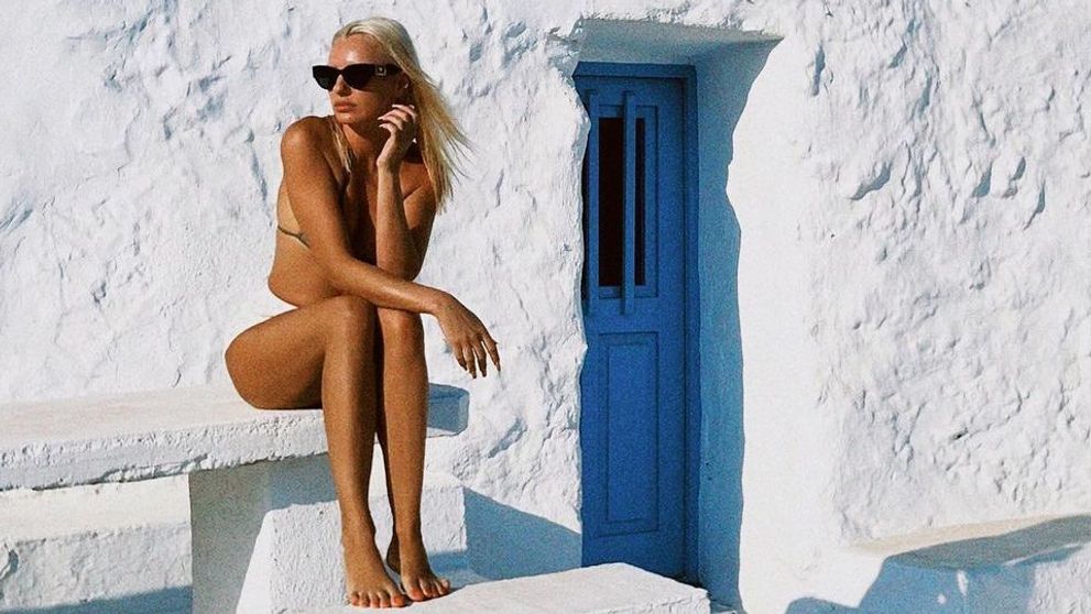 Alexandra Stan, surprinsă când face plajă fără costum de baie în Mykonos