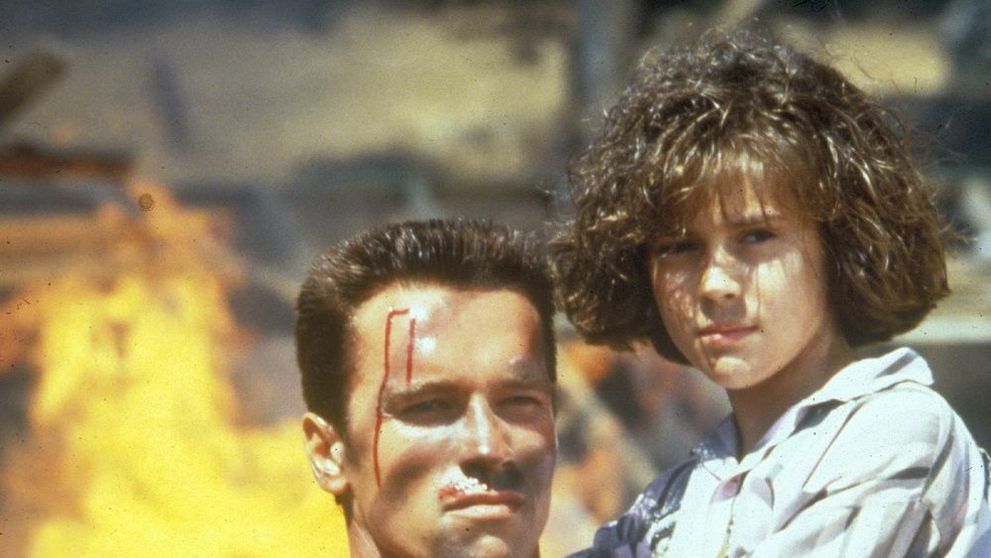 Cine e fetita din bratele lui Arnold: 32 de ani de la filmul in care o actrita stralucitoare debuta pe marele ecran