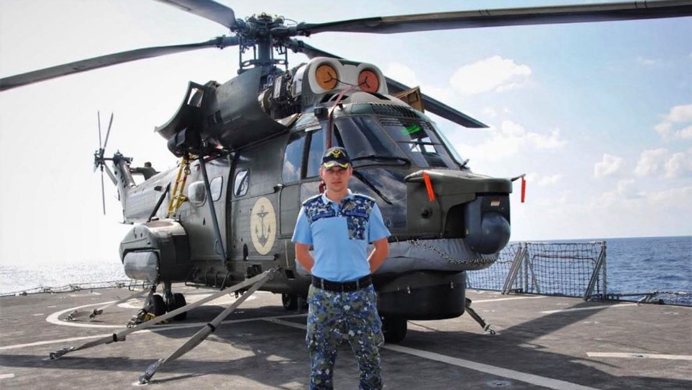 Povestea militarului expert în inginerie aerospațială, cu misiuni în Ucraina, care a devenit designer și își prezintă colecțiile la Paris, Milano și pe catwalkul Romanian Fashion Week