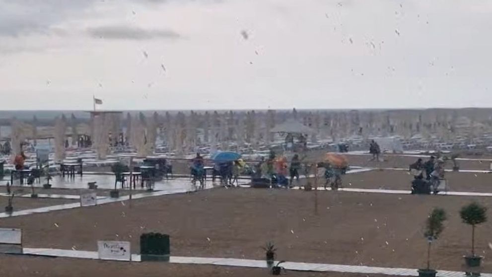 Ploaia torențială a alungat turiștii de pe plajele din Constanța și Eforie. Județul, sub Cod Portocaliu de instabilitate atmosferică