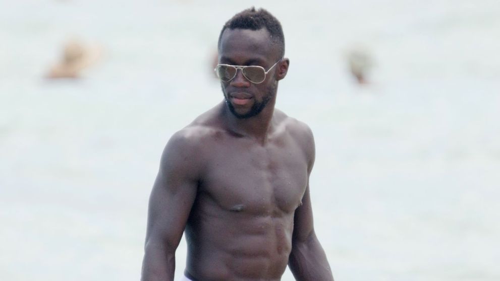Si-au asorat costumele de baie. Cum au fost surprinsi Bacary Sagna si sotia lui la plaja 
