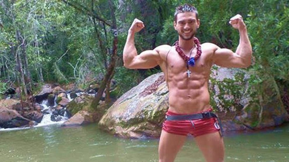 Dorian Popa, mandru de familia sa. Cantaretul s-a fotografiat alaturi de bunica sa