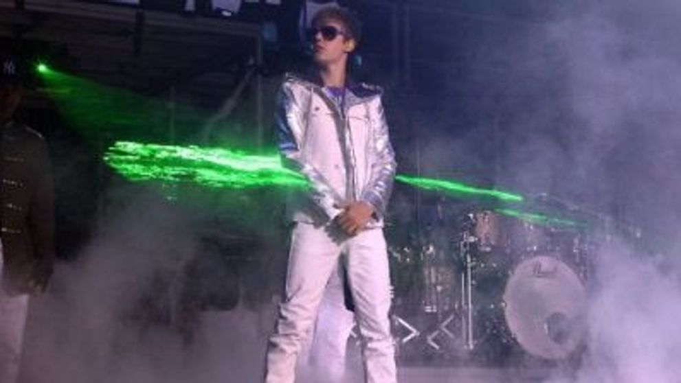 Justin Bieber lovit cu oua in timpul concertului! VIDEO