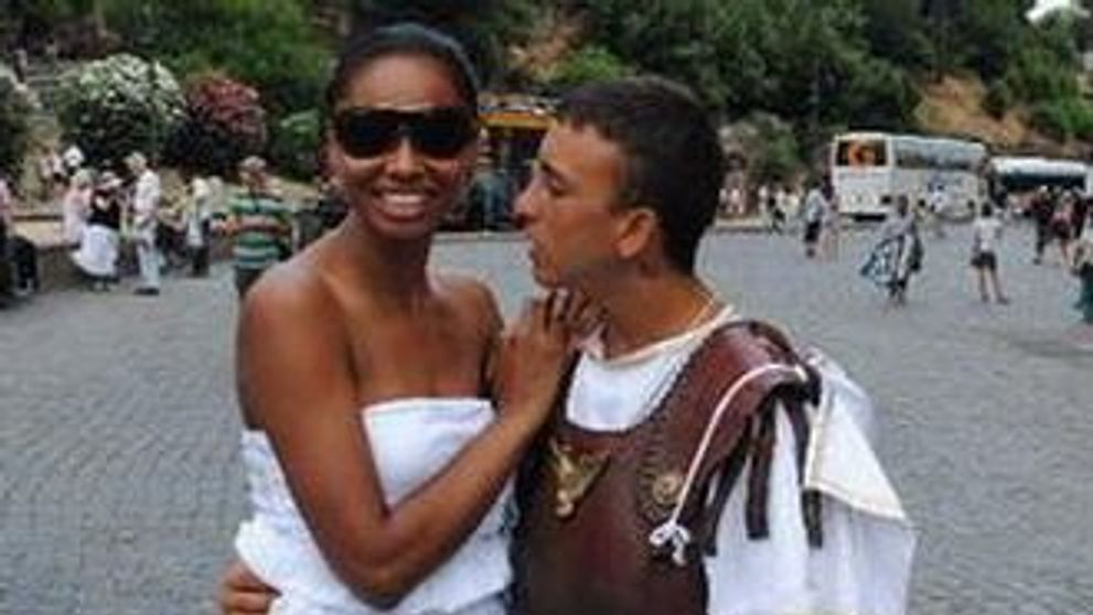 Laurette, poze sexy la Colosseum, alaturi de gladiatori! GALERIE FOTO