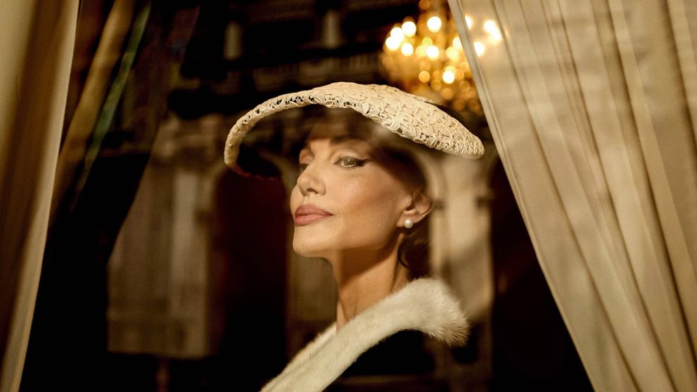 Pelicula ”MARIA” pe VOYO!  Angelina Jolie, în rolul celebrei Maria Callas. Filmul explorează ultimele zile din viața sopranei