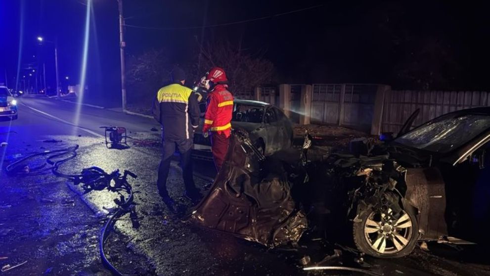 Doi tineri, de 17 și 21 de ani, au murit arși de vii, după ce au intrat cu mașina pe contrasens și s-au ciocnit violent cu un alt autoturism VIDEO