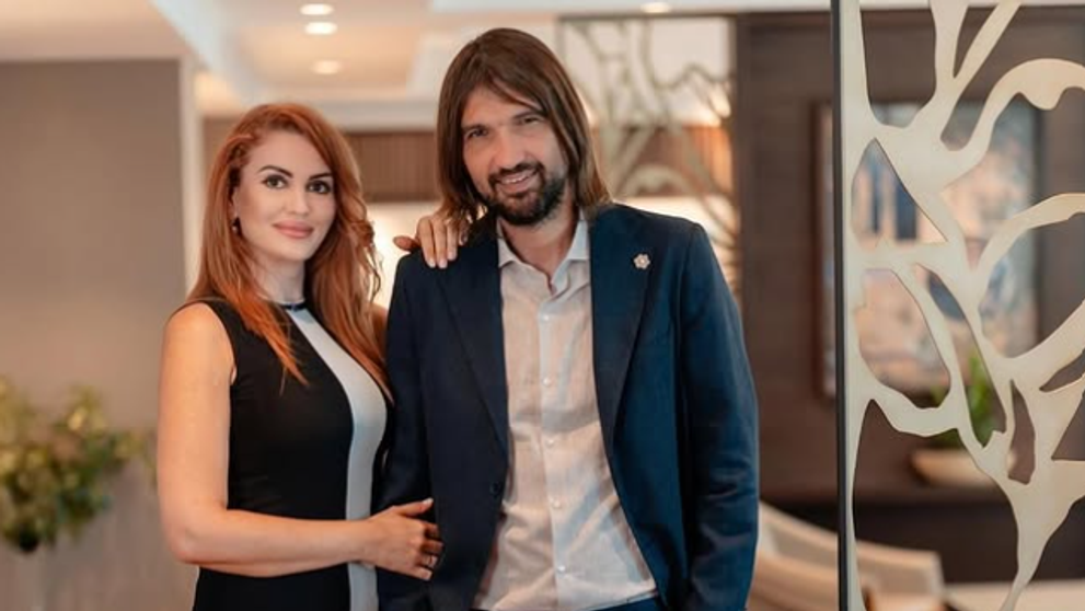Cine este roșcata provocatoare de la brațul lui Dan Alexa. Celebrul antrenor de fotbal face valuri pe rețelele de socializare