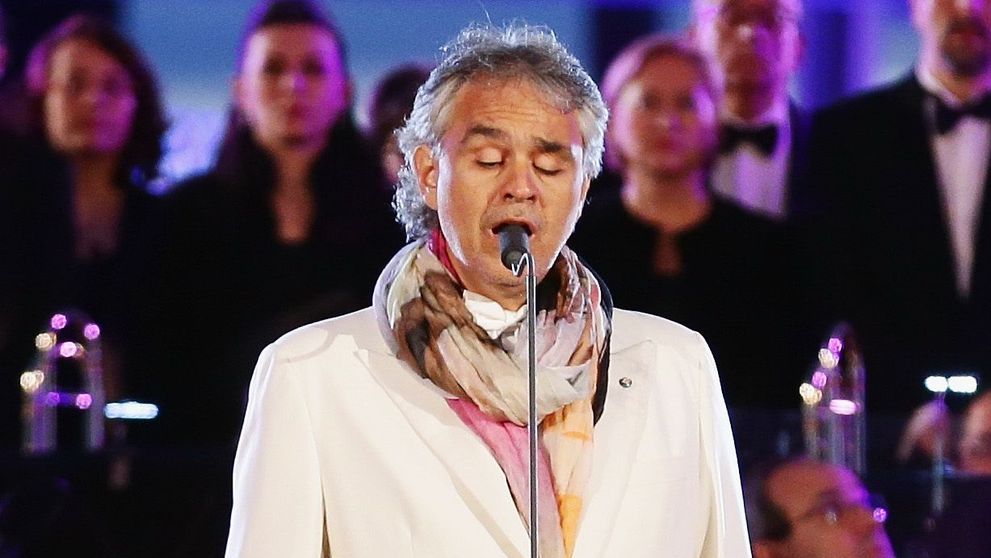 Andrea Bocelli, surprins la plaja alaturi de sotia cu 25 de ani mai tanara! Cat de frumoasa e femeia care l-a cucerit