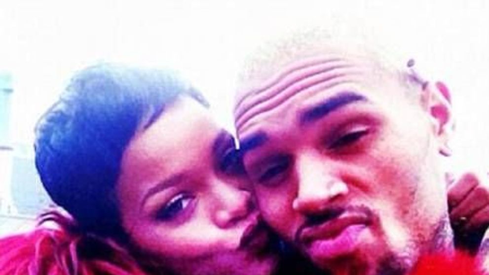 Schimb dur de replici intre Rihanna si Chris Brown. Cum s-au atacat cei doi pe o retea de socializare