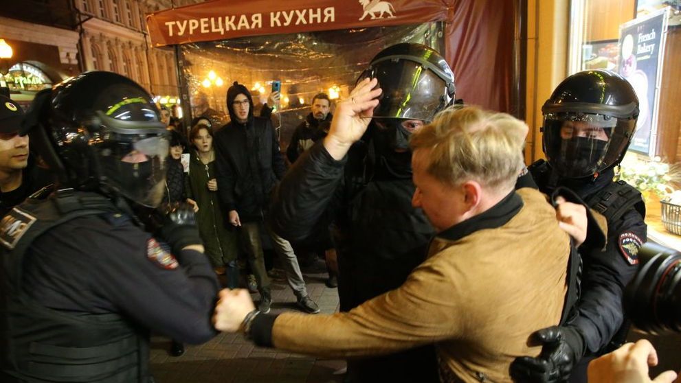 Rușii au ieșit în stradă după decretul lui Putin privind mobilizarea parțială. Protestele au luat amploare în zeci de orașe