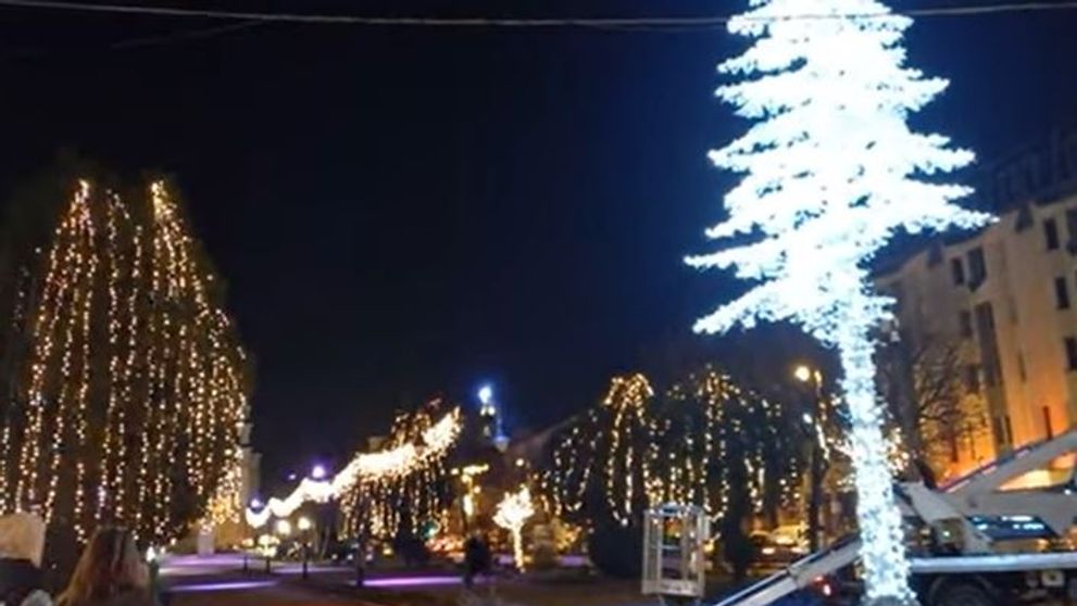 După ce a fost demontat bradul din fulare, în zona Ceasului cu Flori din Târgu Mureș a apărut un brad cu leduri: „Cam schilodit săracu!”
