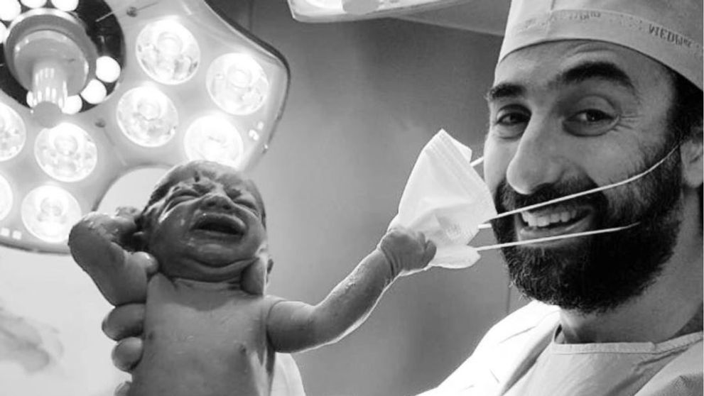 Este fotografia anului! Un nou-născut smulge masca doctorului, imediat după a fost născut