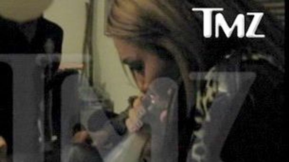 Miley Cyrus fumeaza plante halucinogene VIDEO