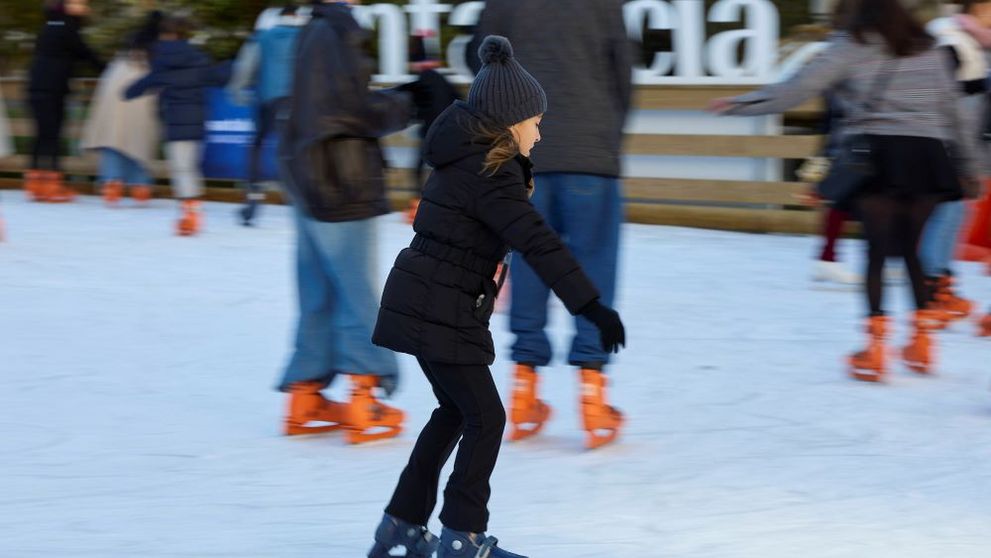 O fetiţă de 9 ani s-a curentat pe patinoarul din centrul Ploieştiului. Părinţii au anunţat incidentul la Poliţie
