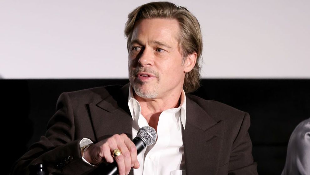 Brad Pitt, asaltat de fani la New York. O femeie din mulțime a reușit cu lejeritate să se pozeze cu celebrul actor